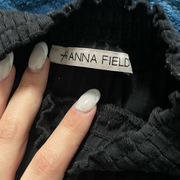 black turtleneck with detail on the collar - Picture 4 of 4